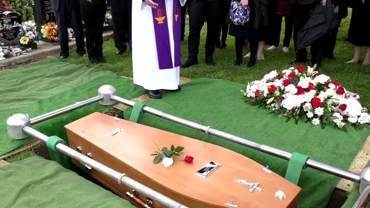 captura de pantalla de un ataúd funerario en un coche fúnebre o capilla o entierro en el cementerio