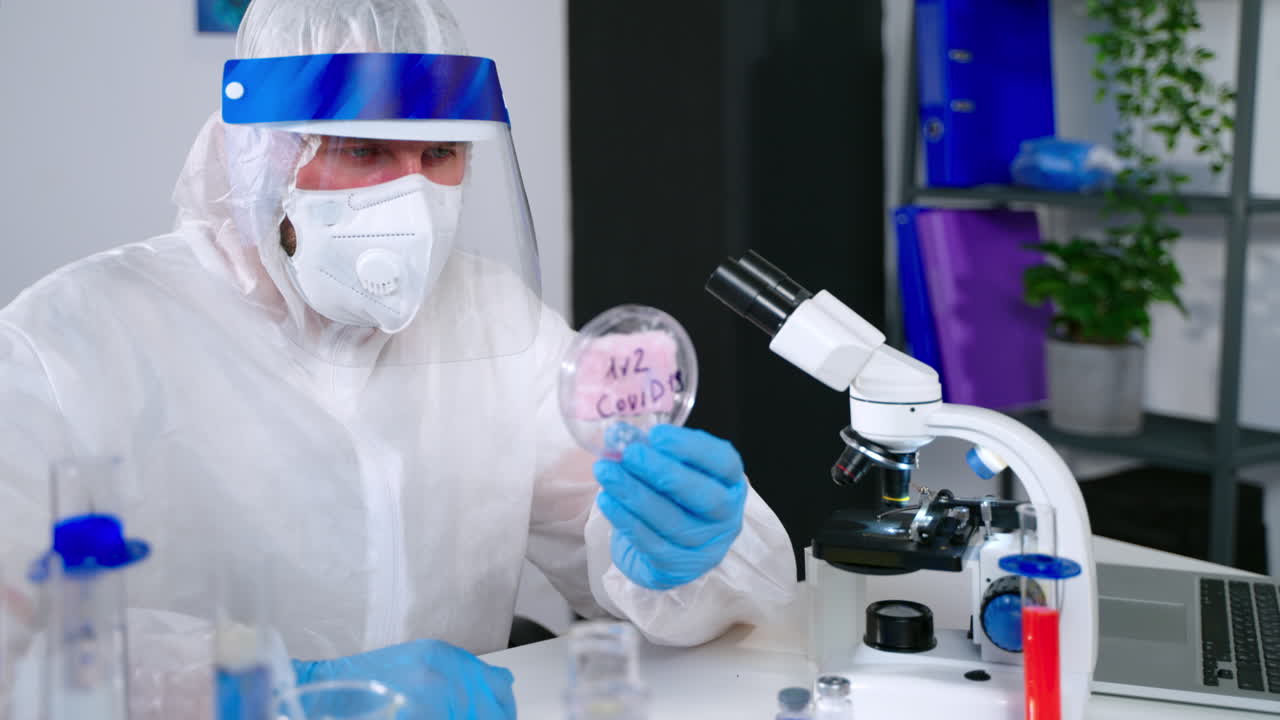 científico analizando una muestra de covid-19