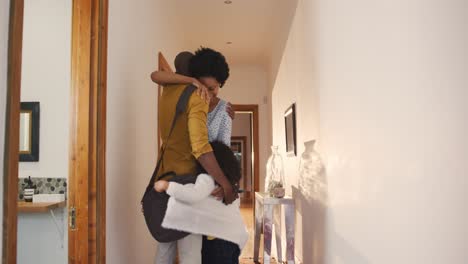 la familia pasa tiempo juntos en casa