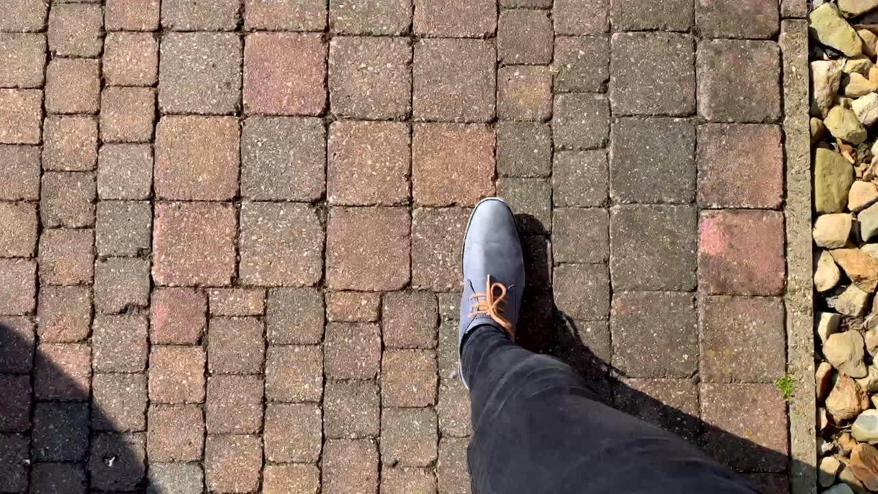 el hombre camina por la calle con buen tiempo