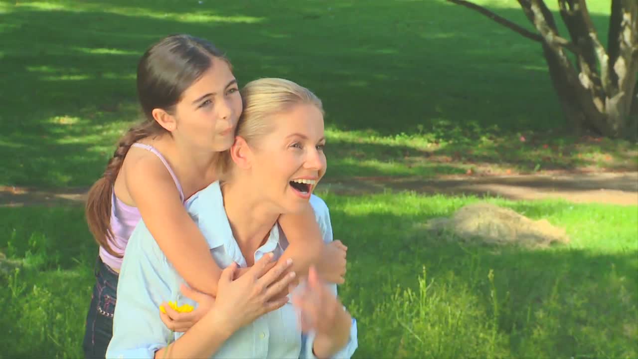 어린 여자 가 딸 과 함께 놀고 있다