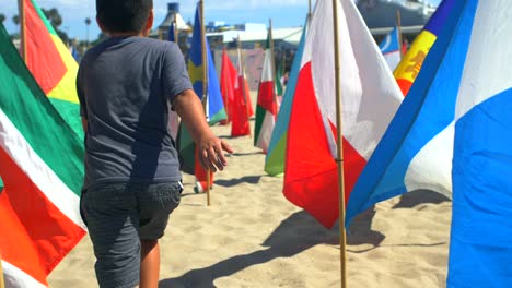 enfant qui traverse les drapeaux nationaux 2