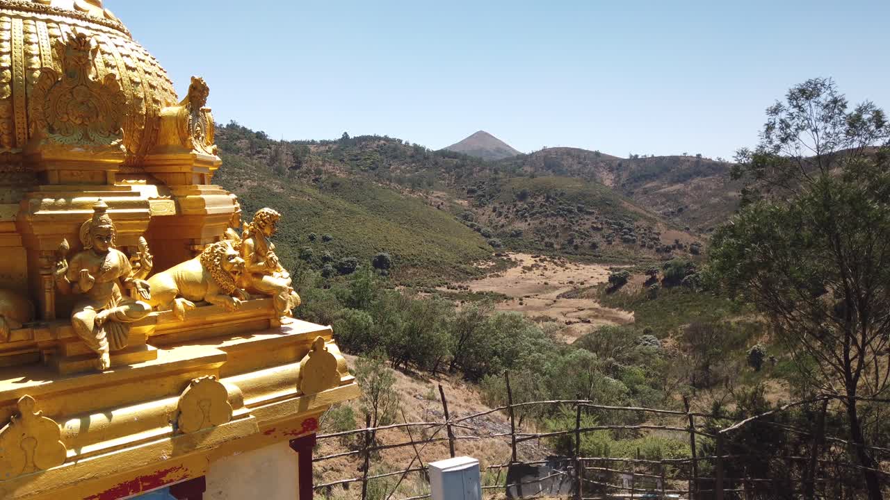 templo hindú dorado en la reserva de la biosfera nilgiri fuera de ooty, tamil nadu, india
