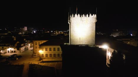 Empuje-De-Drones-Hacia-La-Torre-Del-Castillo-Iluminada-En-Chaves-Vila-Real-Portugal