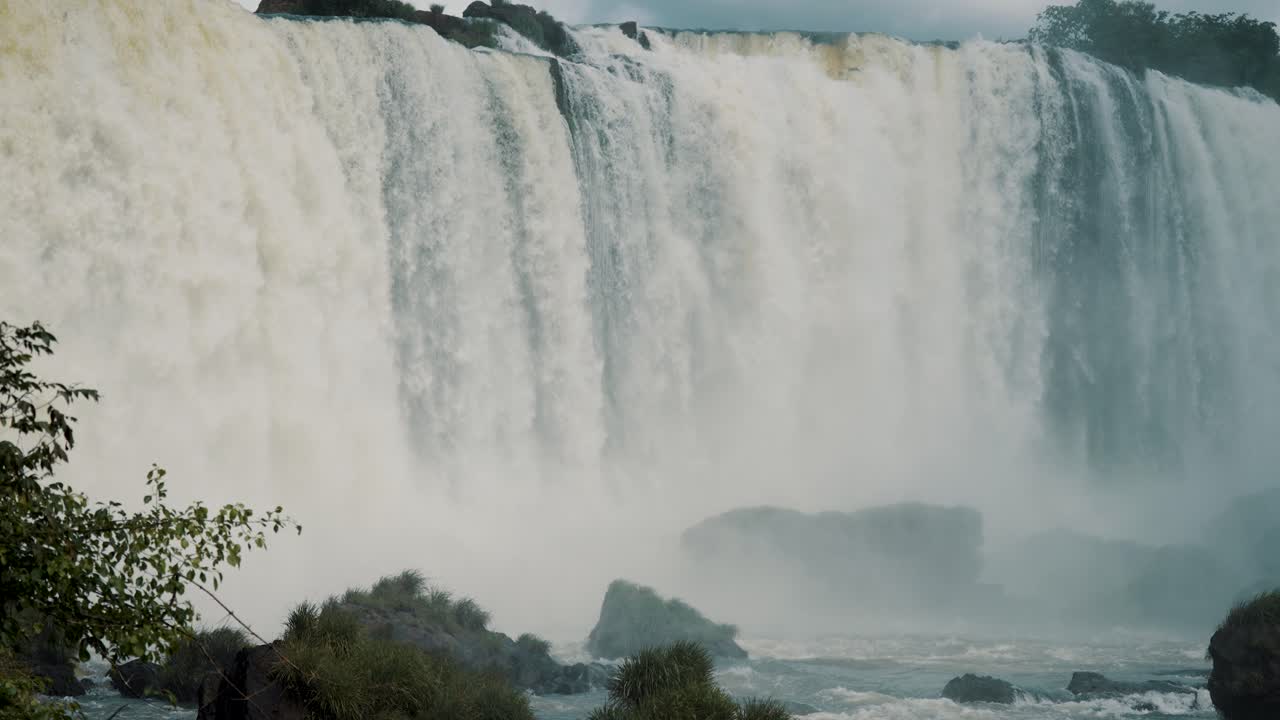 아르헨티나와 브라질 국경에 있는 이구아즈 폭포의 웅장한 폭포
