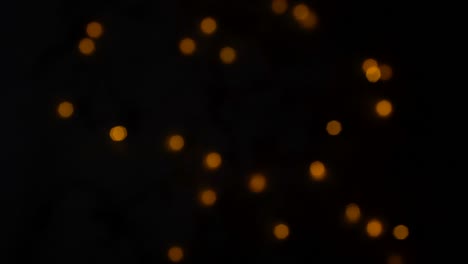 las luces multicolores brillantes de la guirnalda de navidad están parpadeando sobre un fondo negro. rodaje de video de luces borrosas. primer plano. no hay gente. 4k.
