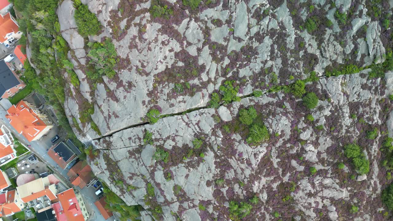 탑다운 드론 - fjallbacka, 스웨덴 절벽 균열