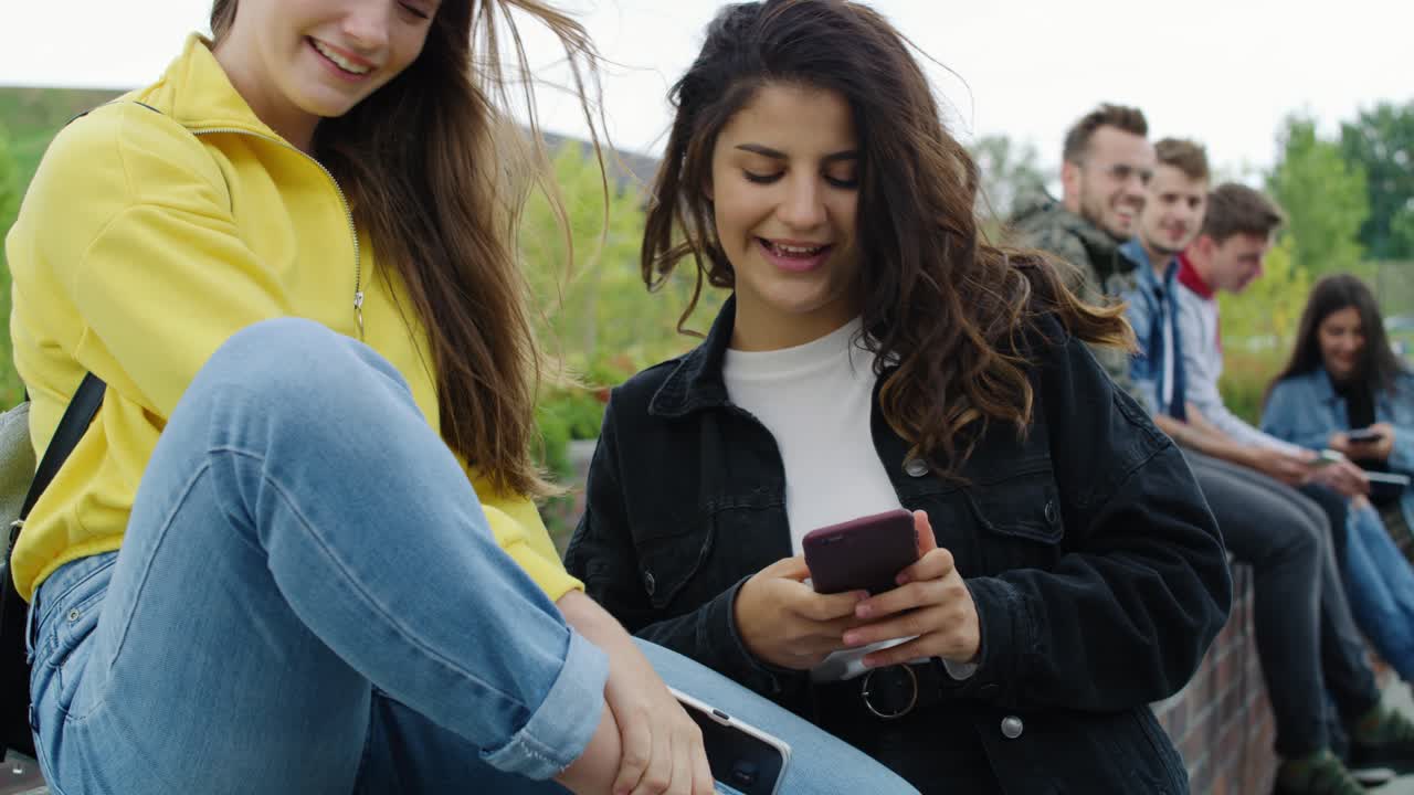 grupo de jóvenes con teléfonos inteligentes que pasan tiempo juntos