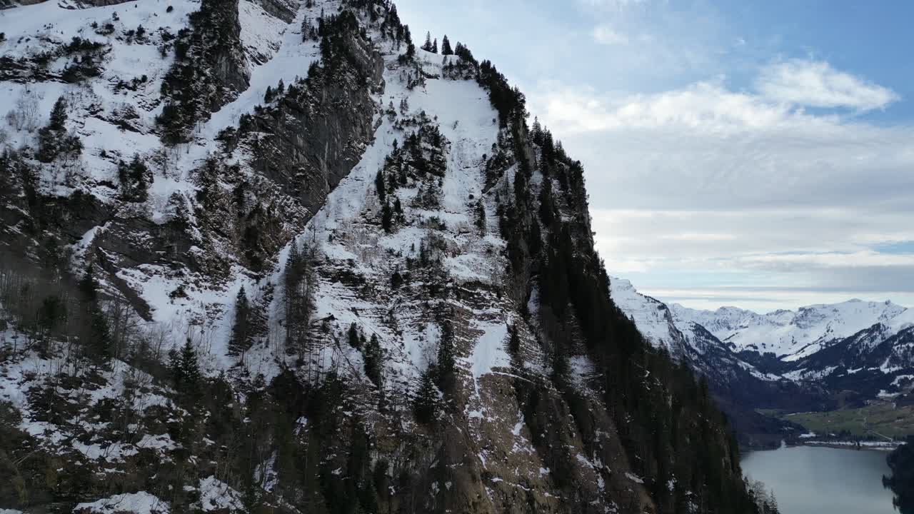 klöntalersee, suiza, acantilados nevados y remotos sobre un hermoso lago.