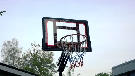 Acercando-Lentamente-La-Toma-Del-Aro-De-Baloncesto