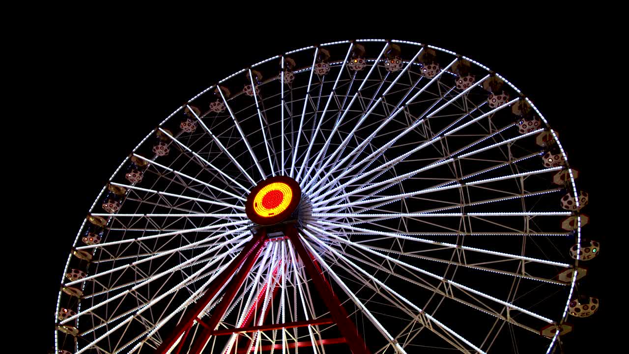 rueda gigante en el parque de atracciones por la noche