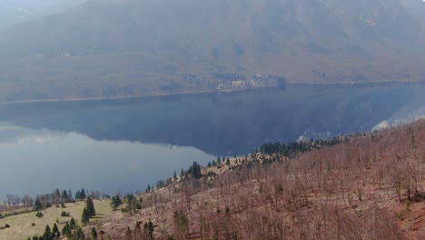 lago bohinj en eslovenia parque nacional triglav, alpes julianos