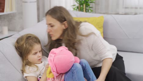 La-Madre-Está-Tratando-De-Hablar-Con-Su-Pequeña-Hija.