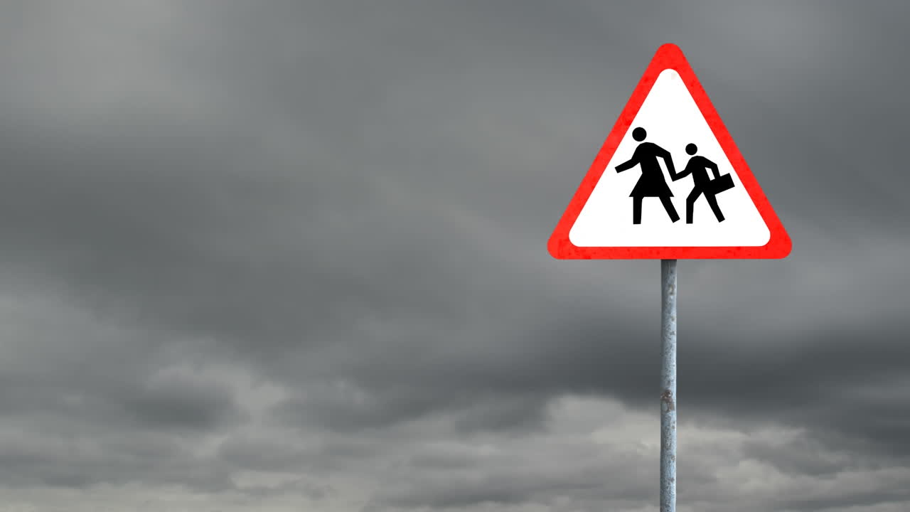 tablero de señales de cruce de peatones contra nubes oscuras en el cielo