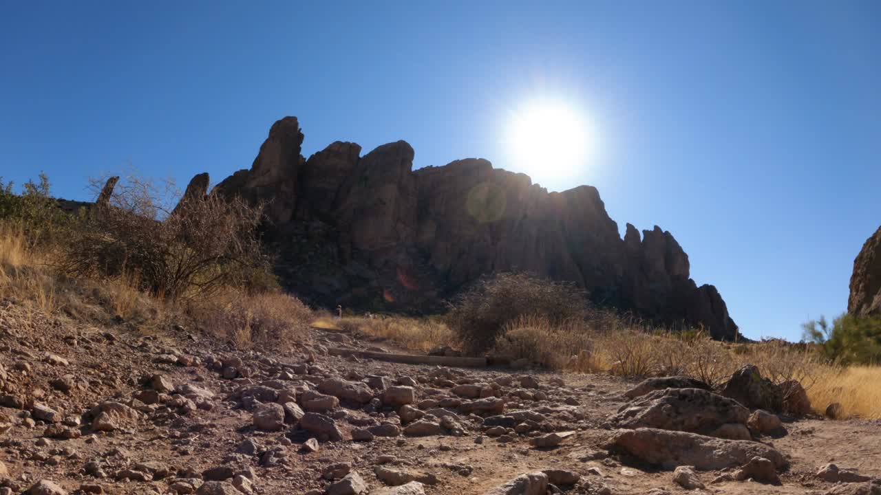 el sendero de senderismo pov of treasure loop en el parque estatal lost dutchman en arizona