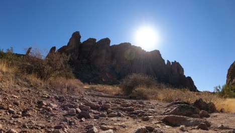 el sendero de senderismo pov of treasure loop en el parque estatal lost dutchman en arizona