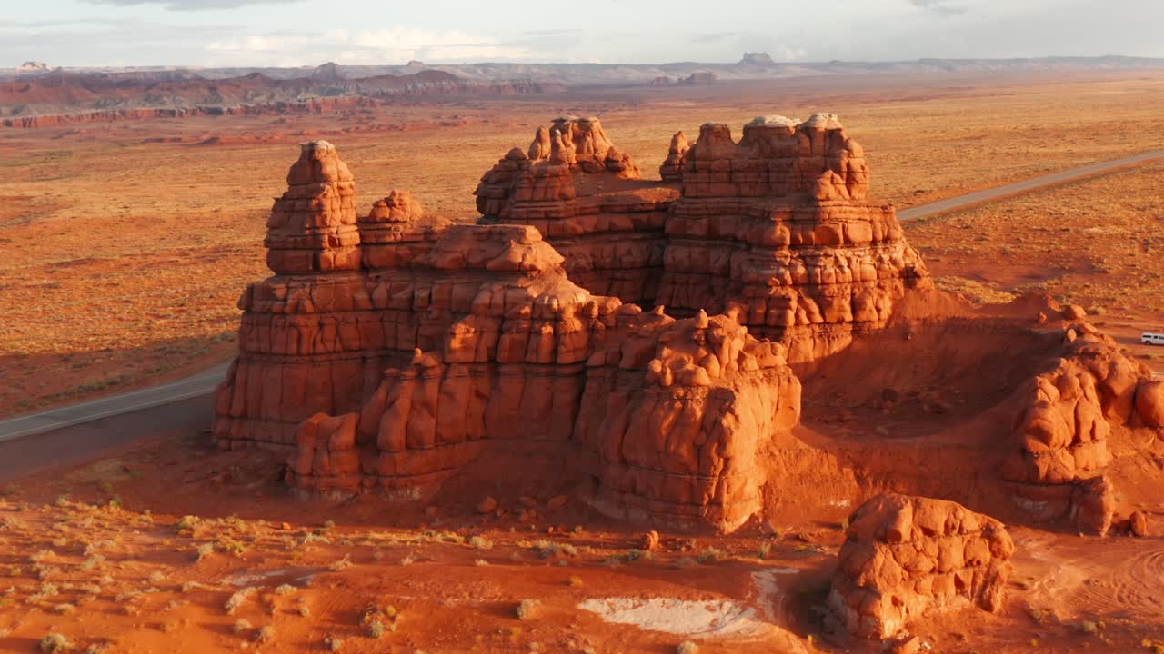 Ripresa aerea con drone delle formazioni di arenaria della Goblin Valley, Utah
