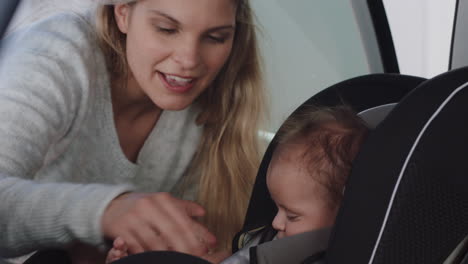 Madre-Joven-Poniendo-Al-Bebé-En-El-Asiento-Del-Automóvil-Asegurando-Al-Niño-Para-El-Viaje-Por-Carretera-Padre-Responsable-Que-Cuida-A-Los-Niños-Pequeños-La-Seguridad-En-El-Vehículo