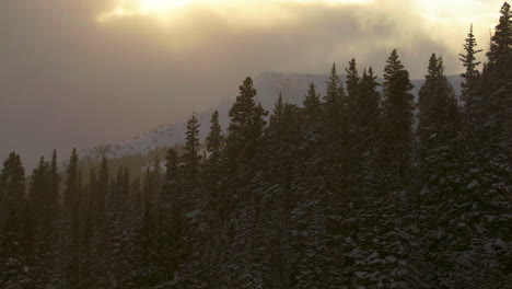 Nevado-Hora-Dorada-Puesta-De-Sol-Amanecer-Avalancha-Terreno-Paso-De-Berthoud-Invierno-Parque-Escénico-Paisaje-Vista-Aérea-Dron-Travesía-Esquí-Snowboard-Berthod-Jones-Colorado-Montañas-Rocosas-Picos-Movimiento-Ascendente