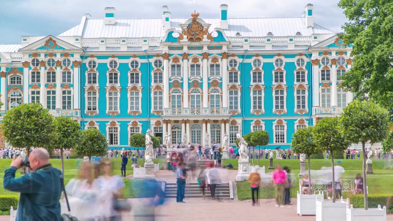 Sentiero per il Palazzo di Caterina, timelapse, è un palazzo rococò situato nella città di Tsarskoye Selo (Pushkin), 25 km a sud-est di San Pietroburgo, Russia