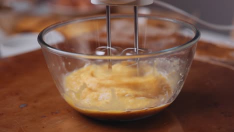 Eier-Und-Zucker-In-Einer-Schüssel-Mit-Dem-Handmixer-Mischen