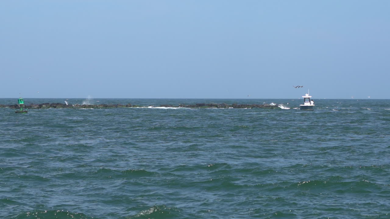 바위 제티에서 부서지는 파도