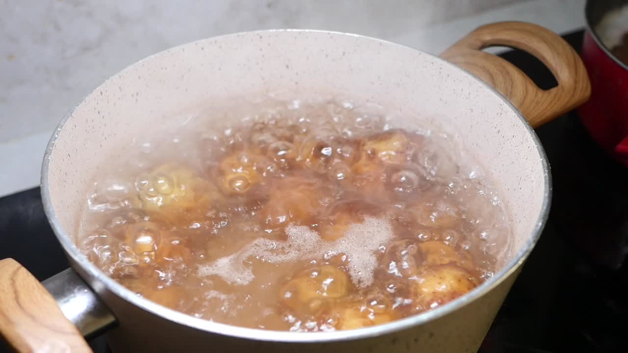 patatas hirviendo en una olla