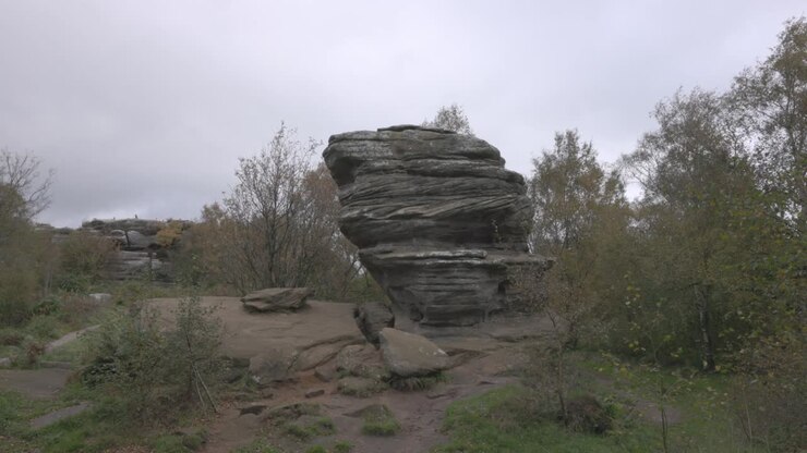 Panorâmica de rochas abstratas no meio de uma floresta em Yorkshire.