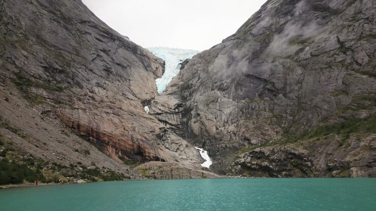 Enorme ghiacciaio sulla montagna con un lago in primo piano, Briksdalsbreen, Norvegia, natura, drone