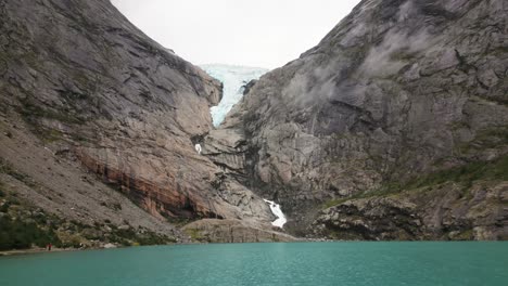 enorme glaciar en la montaña con un lago en primer plano, briksdalsbreen, noruega, naturaleza, avión no tripulado