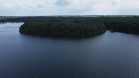 Volando-Sobre-El-Lago-Tremelin-A-Gran-Altura-Sobre-La-Superficie-Del-Agua,-Bretaña-En-Francia