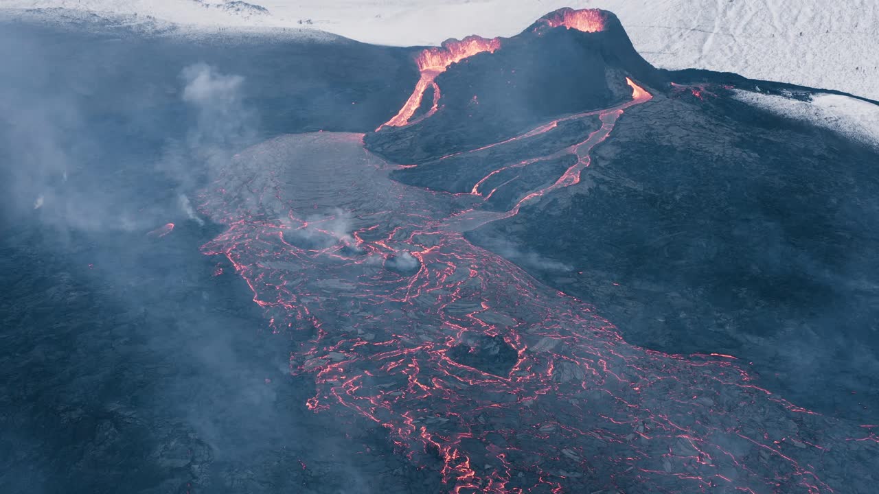 antena en el famoso volcán geldingadalsgos en erupción de lava fundida en islandia