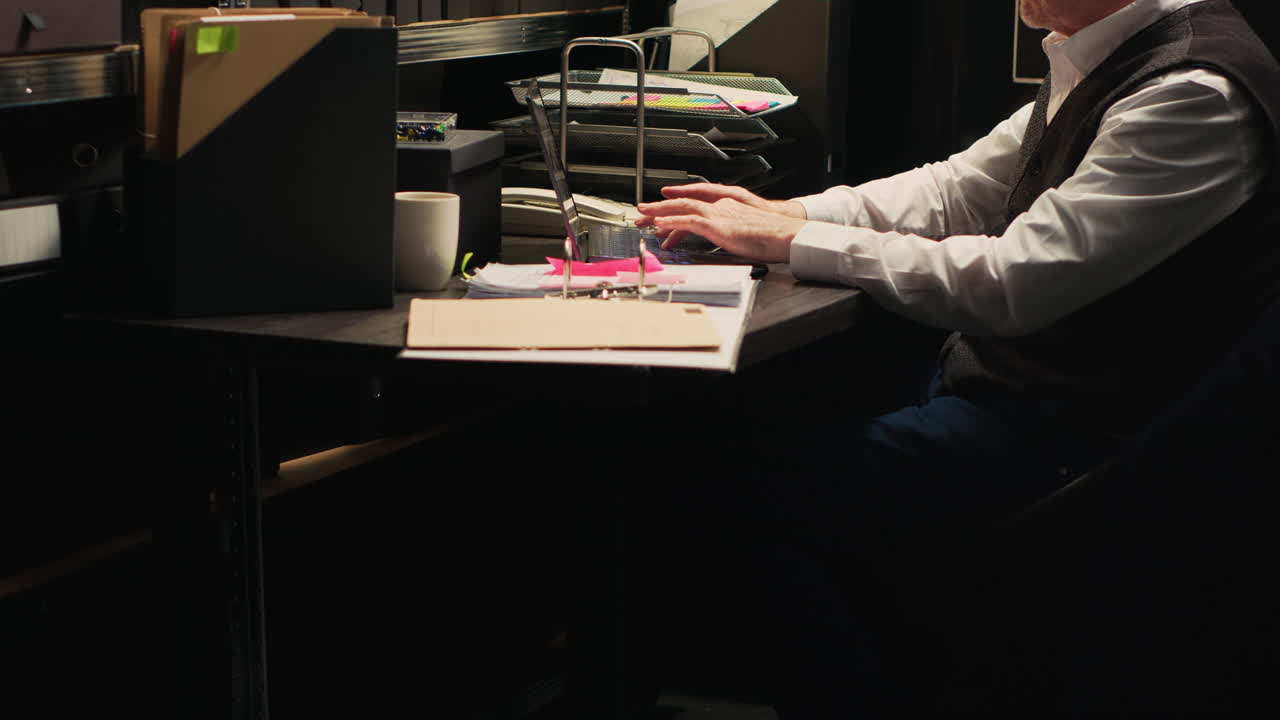 uomo che lavora a una scrivania in un ufficio