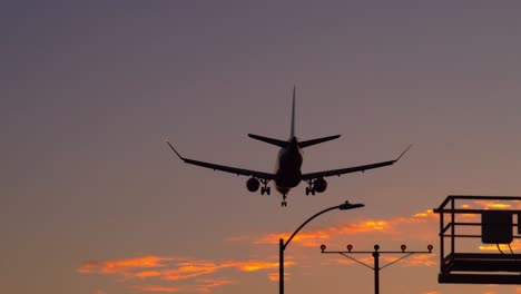 Avión-Aterrizando-Contra-El-Cielo-Del-Atardecer-En-El-Aeropuerto-Lax---Los-Ángeles---De-Derecha-A-Izquierda