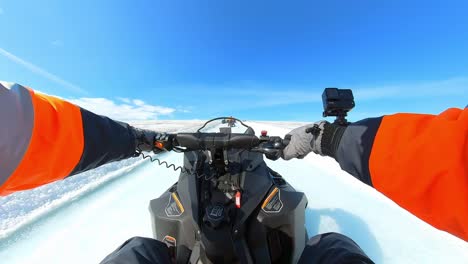 una vista de primera persona conduciendo una moto de nieve