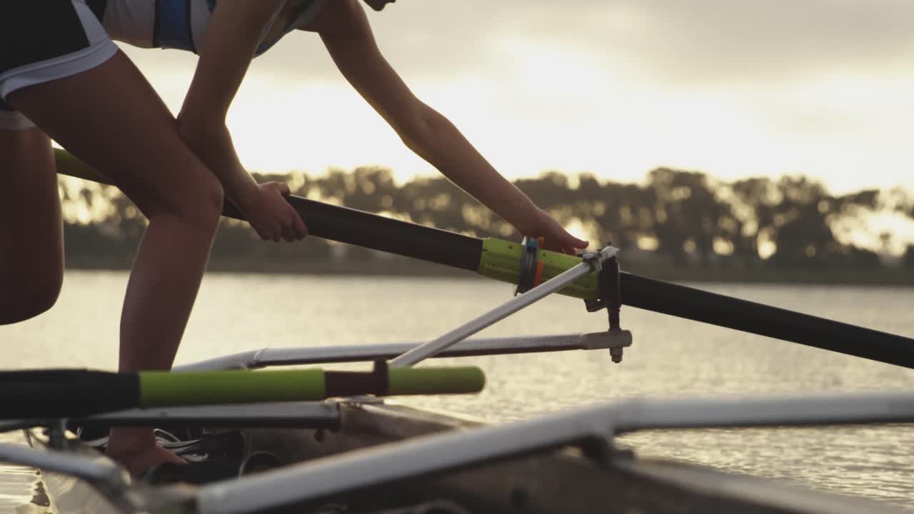 equipo de remo femenino entrenando en un río