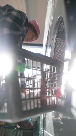 persona que hace lavandería en una lavandería automática