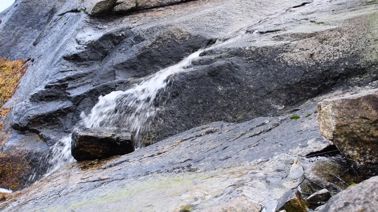 바위 위로 흐르는 샷 물을 닫습니다