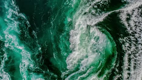 ondas de água do rio e do mar se encontram durante a maré alta e a maré baixa.