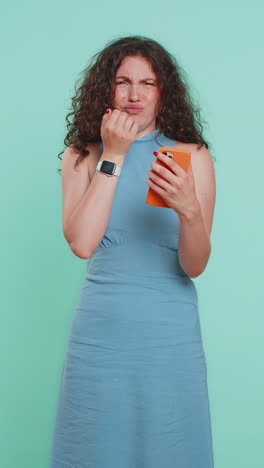 mujer usa teléfono inteligente escribiendo navegando pierde sorprendiendo resultado repentino de la lotería mala fortuna