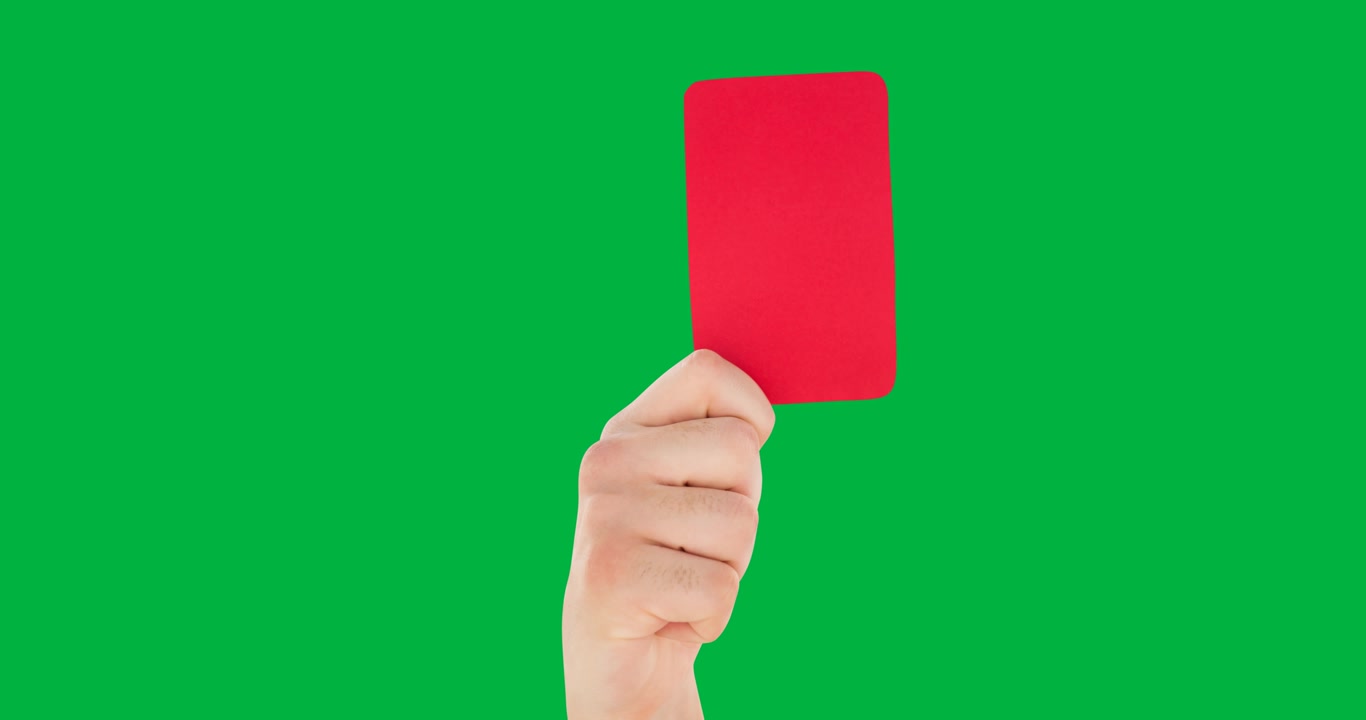 Mão adulta erguendo cartão retangular vermelho na vertical em estúdio, com fundo preto e espaço para cópia.
