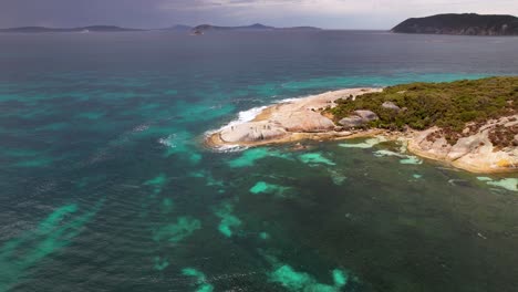 Video-De-Drones-De-4k-De-Personas-Paradas-Sobre-Una-Gran-Roca-En-La-Bahía-De-Frenchmans-Dentro-Del-Parque-Nacional-Tordirrup-En-Albany,-Australia-Occidental