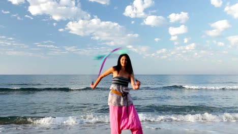 mujer bailando en la playa 00