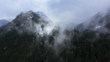 Luftaufnahme-Der-Kaskadenberge-Mit-Wolkenfetzen-In-North-Bend,-Wa