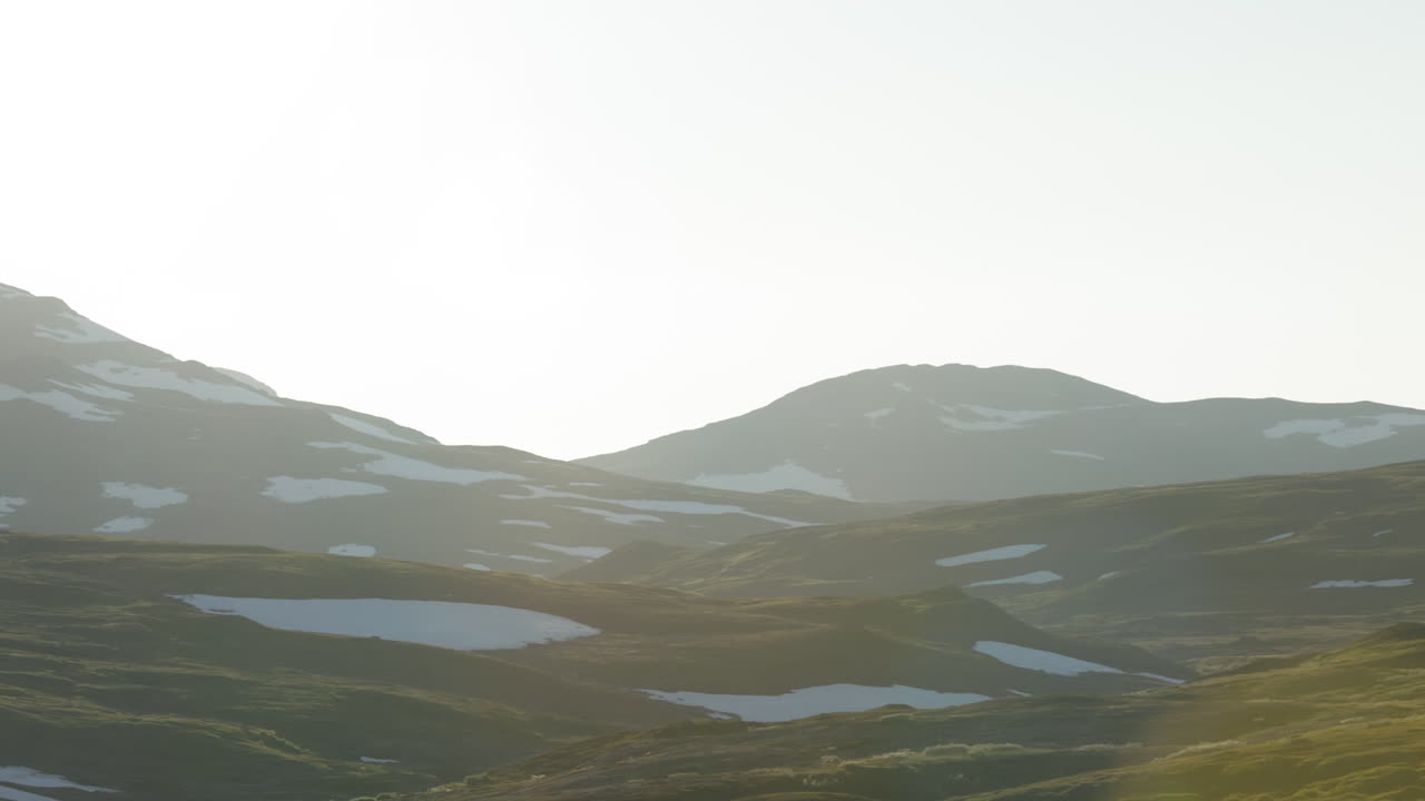 majestuoso paisaje montañoso con picos cubiertos de nieve