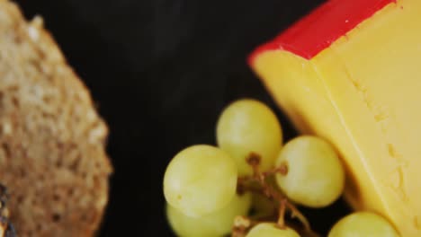 rebanadas de pan, uvas y queso
