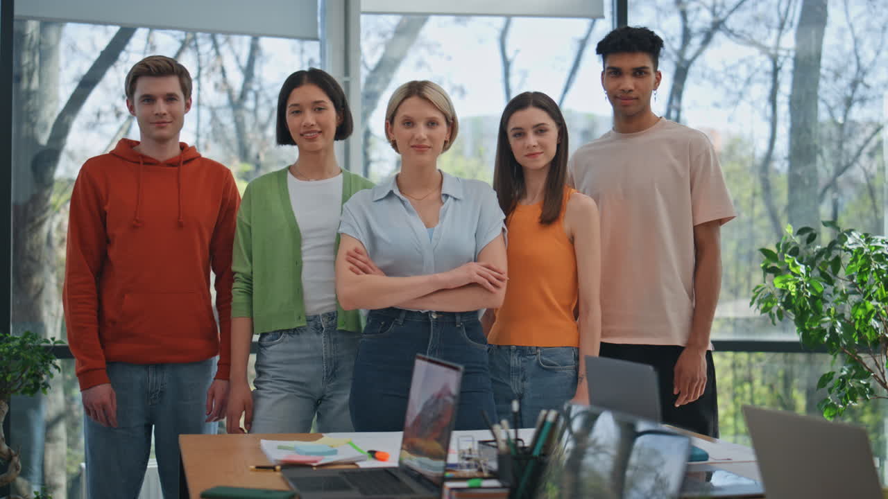 retrato feliz equipo corporativo en el gabinete. diversos colegas mirando a la cámara
