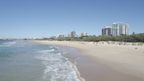 Paseando-Bañistas-En-La-Playa-De-Maroochydore,-Queensland,-Australia-Panorámica-Aérea-Izquierda