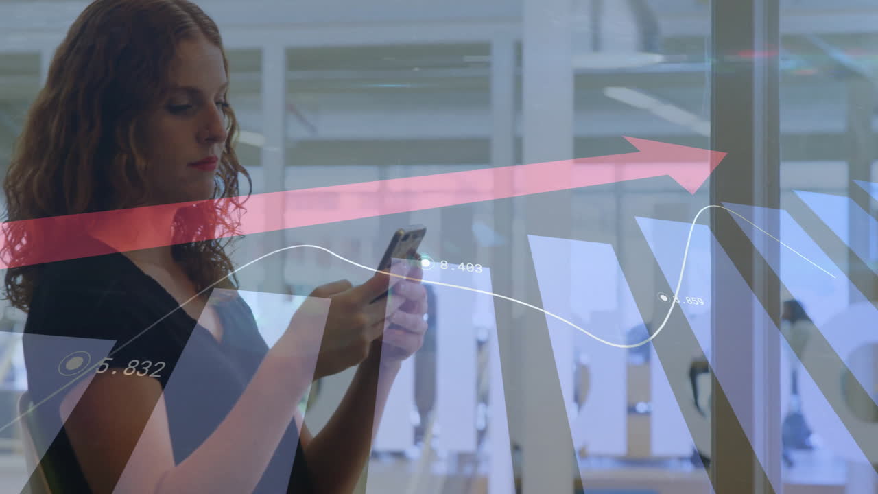 animación del procesamiento de datos financieros sobre una mujer caucásica que usa un teléfono inteligente