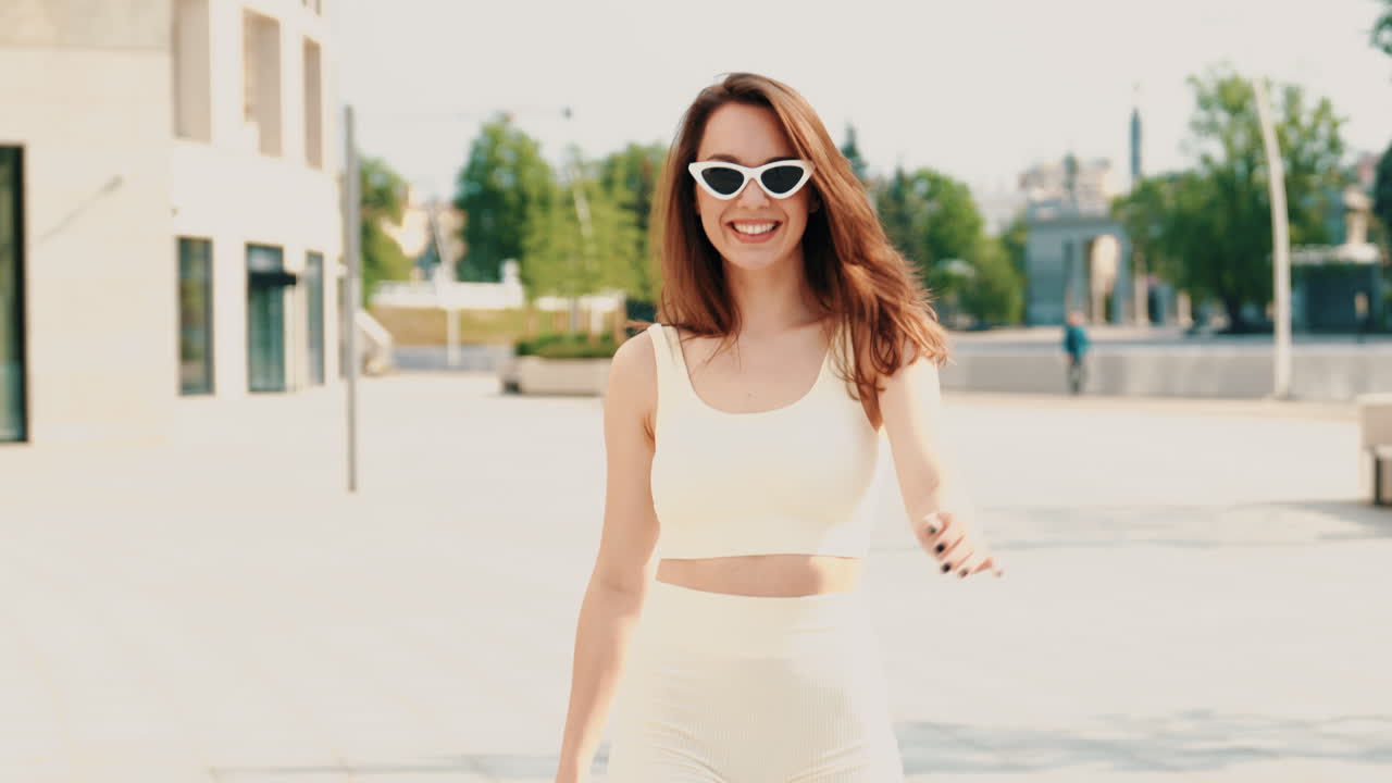 트렌디한 옷을 입은 행복한 여자